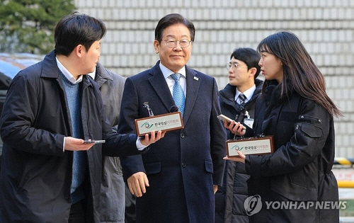 이재명 더불어민주당 대표가 26일 서울고등법원에서 열린 공직선거법 위반 혐의 사건 2심 5차 공판에 출석하며 취재진 질문을 듣고 있다.   [연합뉴스]